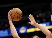 米兰,-猛龙击败掘金取得关键胜利