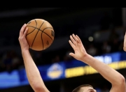 米兰,-猛龙击败掘金取得关键胜利