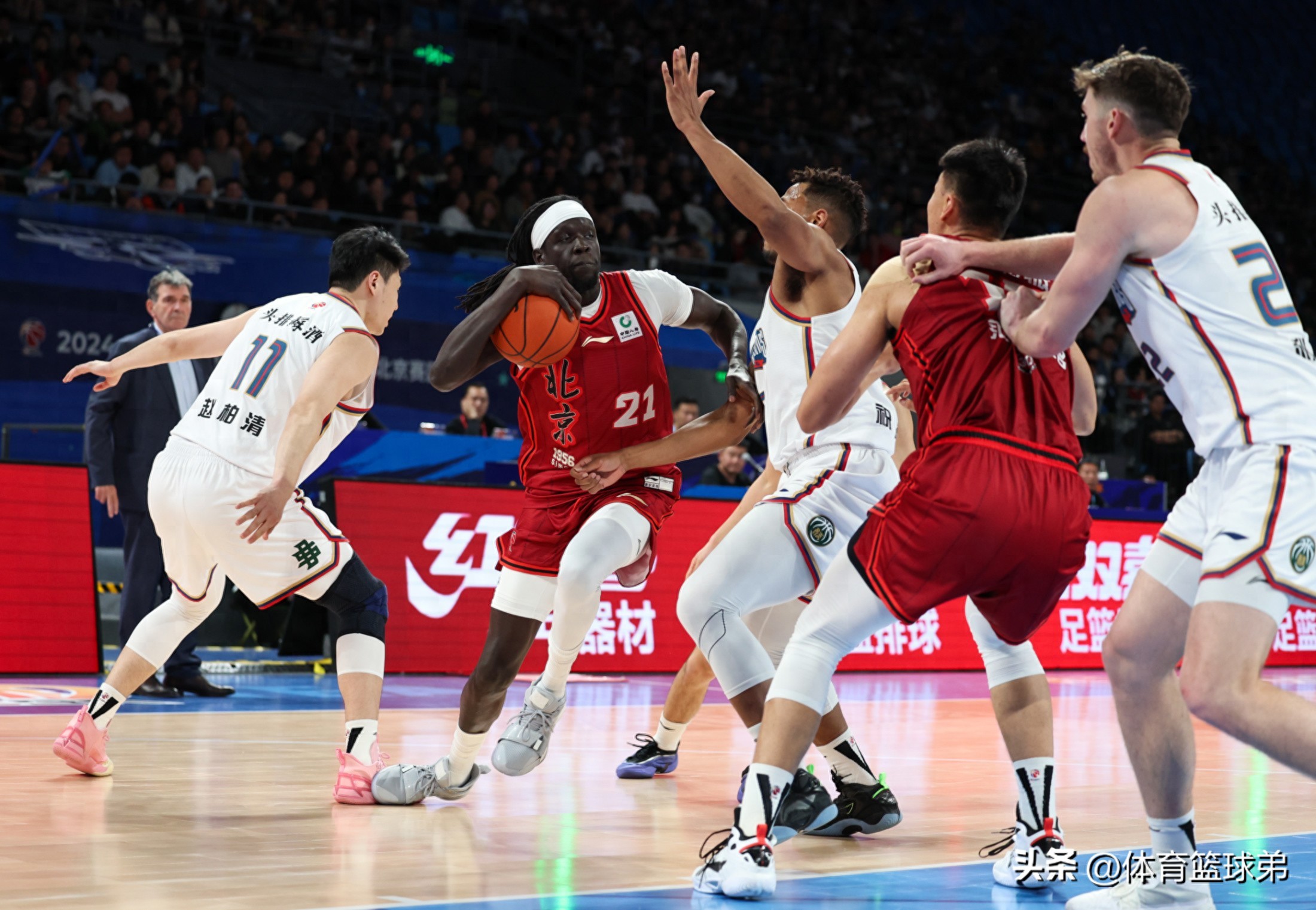 北京男篮大比分取胜，晋级决赛
