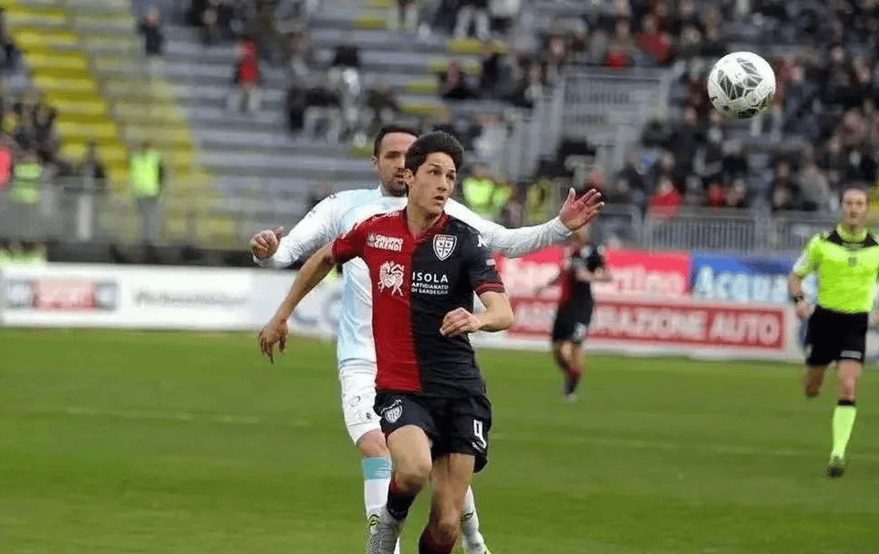 卡利亚里球员合力防守，全队士气高涨的简单介绍