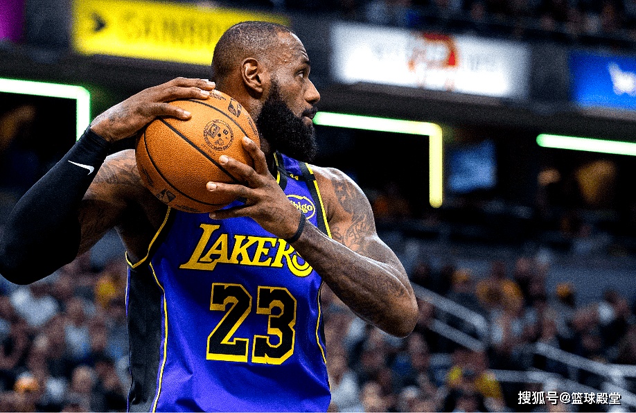 体育场上比拼激烈,冠军争夺惊险刺激 体育场上比拼激烈,冠军争夺惊险刺激