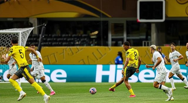 高能对决,足球赛场上的惊险一幕 高能对决,足球赛场上的惊险一幕