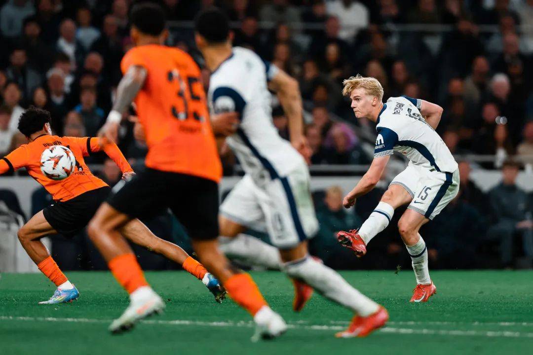 热刺表现出色，全队士气高涨