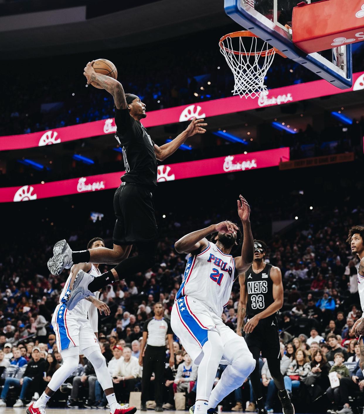 76人惨败篮网,遭遇三连败 76人惨败篮网,遭遇三连败