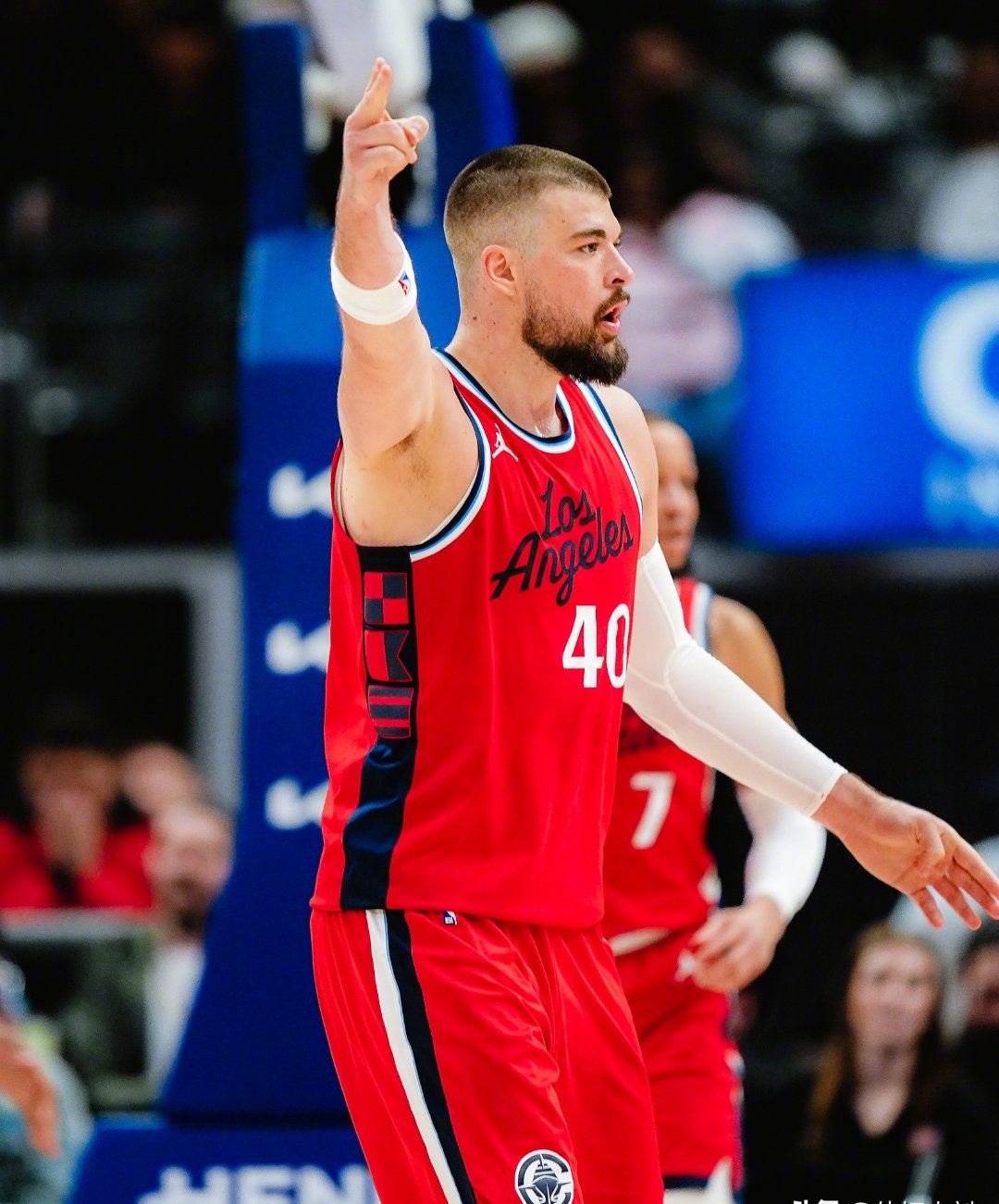 快船横扫国王,莱昂纳德首发复出大放异彩 快船横扫国王,莱昂纳德首发复出大放异彩