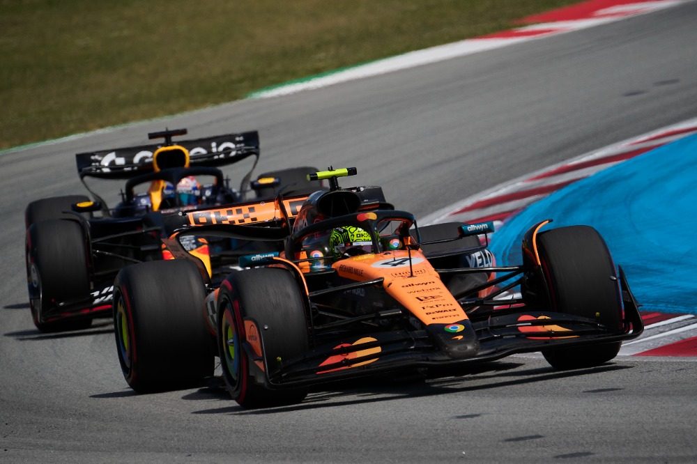 哈斯车队横扫迈凯伦,塞恩斯带队取胜 哈斯车队横扫迈凯伦,塞恩斯带队取胜